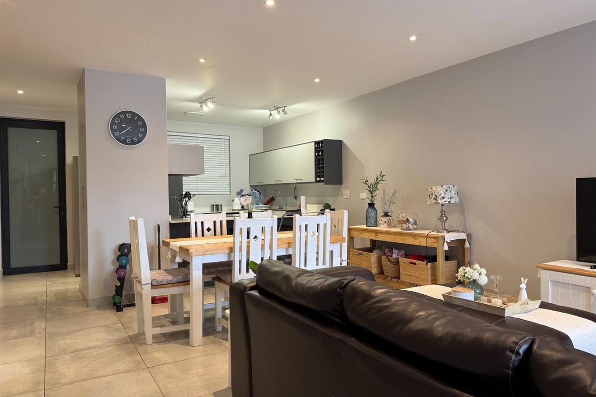 Modern Ground Floor Apartment Within Walking Distance to the Beach - Photo 5