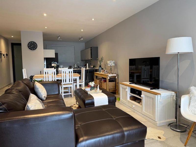 Modern Ground Floor Apartment Within Walking Distance to the Beach - Photo 3