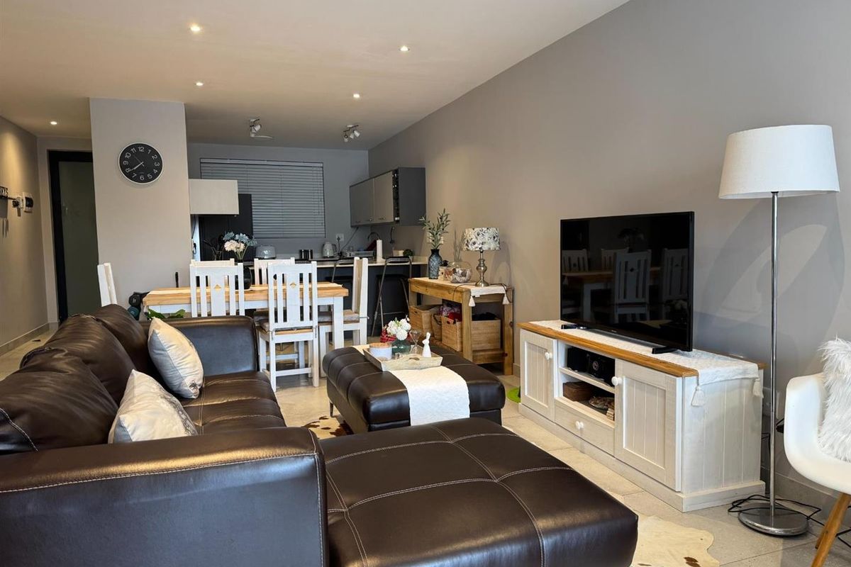 Modern Ground Floor Apartment Within Walking Distance to the Beach - Photo 3