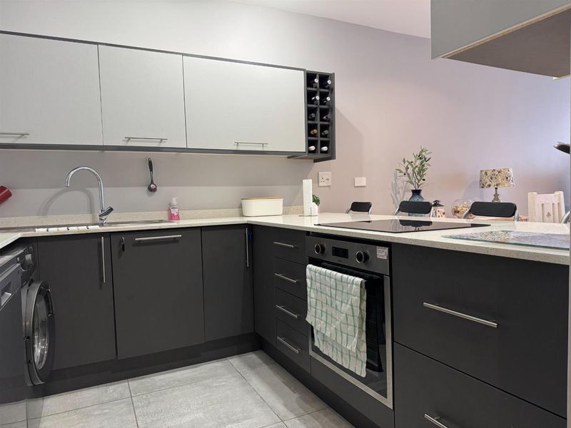 Modern Ground Floor Apartment Within Walking Distance to the Beach - Photo 8