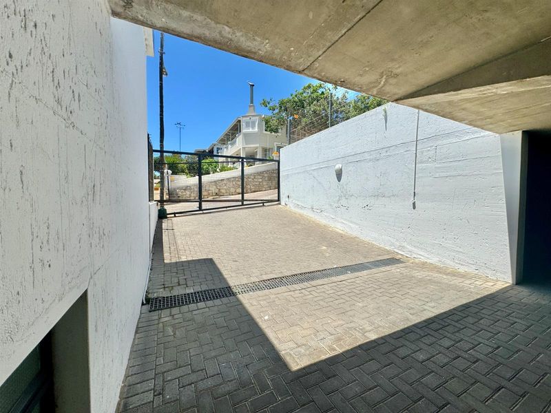 Modern Ground Floor Apartment Within Walking Distance to the Beach - Photo 4