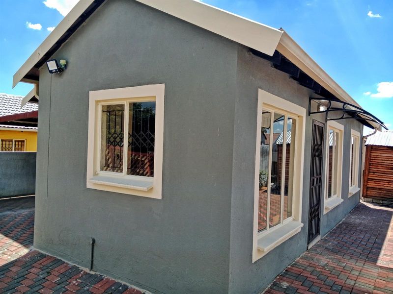 House to Rent in Rosslyn Gardens - Ideal Location Near Rosslyn Industrial Area, Akasia - Photo 2