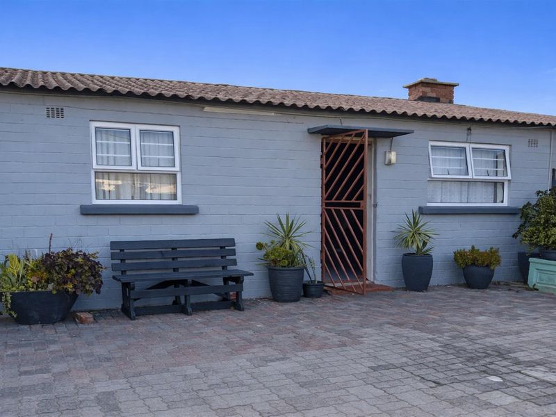 Two Bedroom Home with Separate Two Bedroom Flatlet in Steenberg - Photo 2