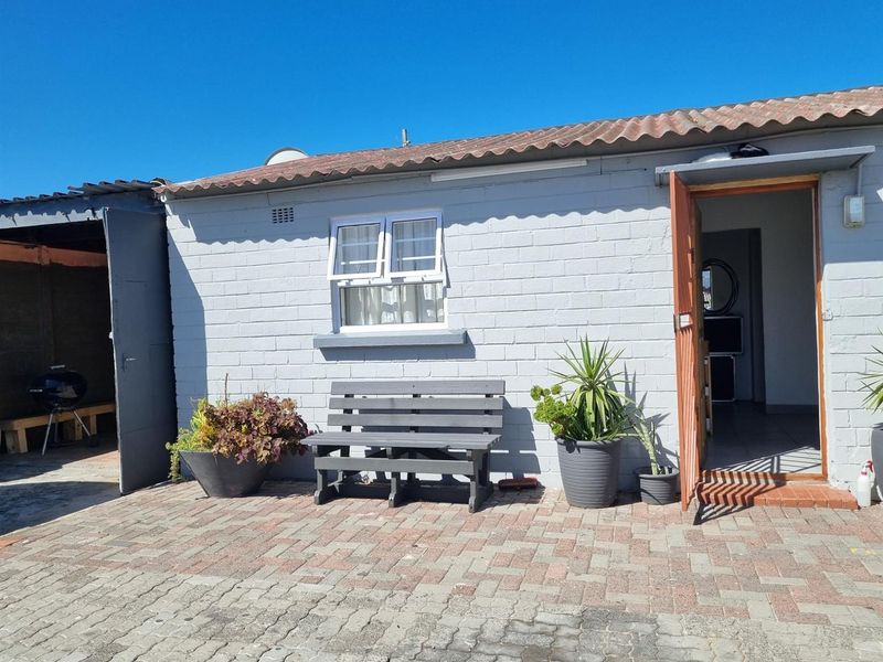 Two Bedroom Home with Separate Two Bedroom Flatlet in Steenberg - Photo 3