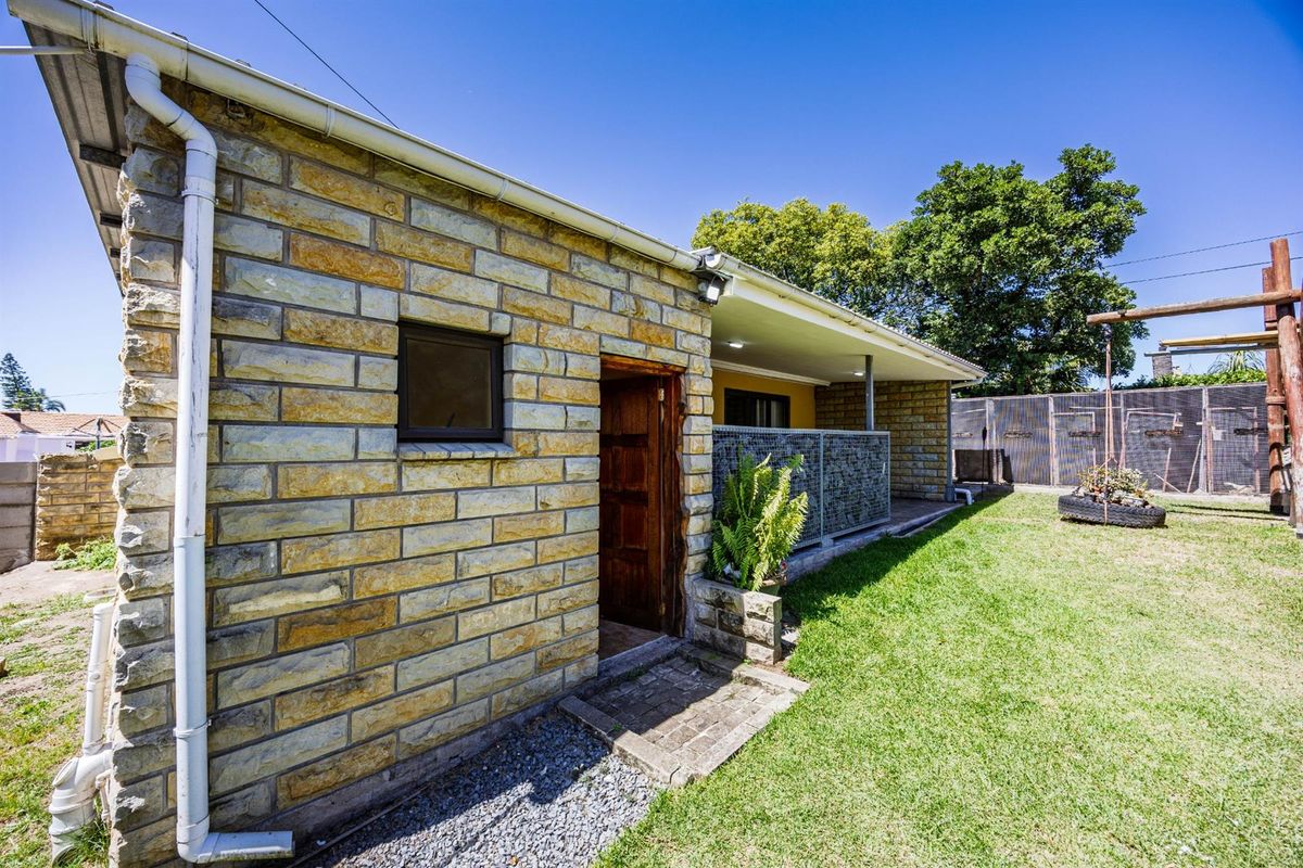 Beacon Bay - Spacious Family Home with Income-Generating Flats - A Rare Opportunity! - Photo 3