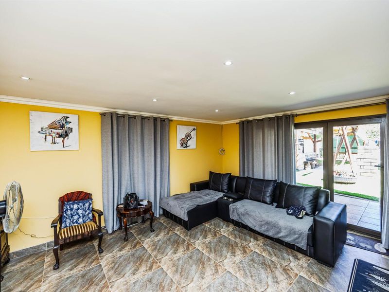 Beacon Bay - Spacious Family Home with Income-Generating Flats - A Rare Opportunity! - Photo 6