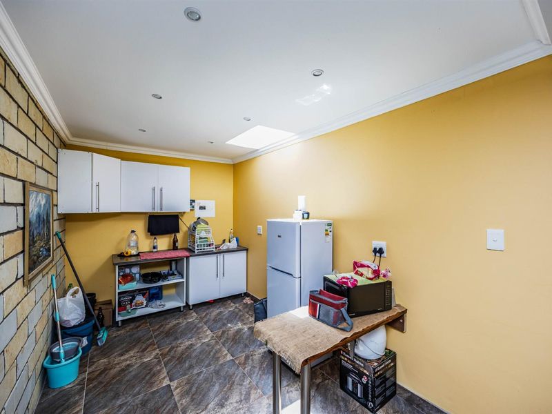 Beacon Bay - Spacious Family Home with Income-Generating Flats - A Rare Opportunity! - Photo 7