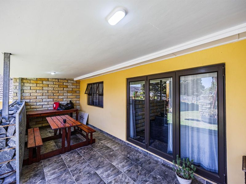 Beacon Bay - Spacious Family Home with Income-Generating Flats - A Rare Opportunity! - Photo 5