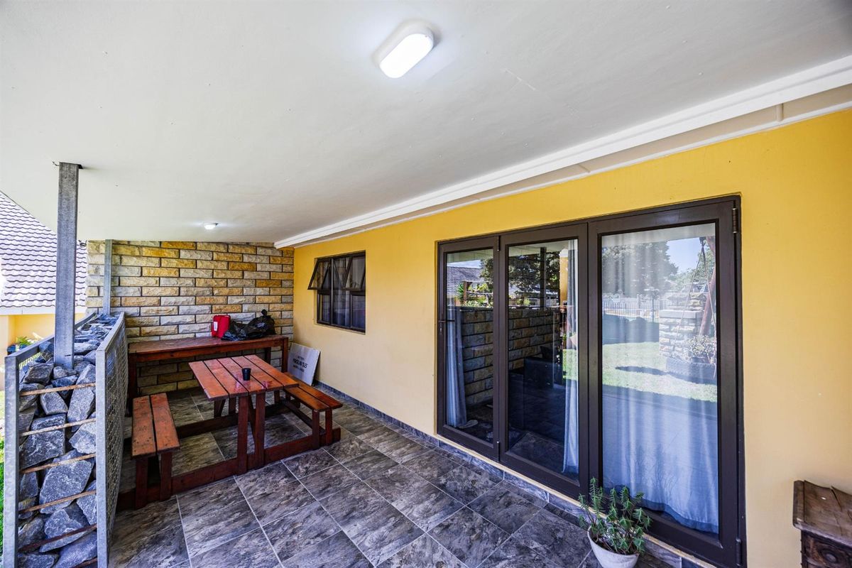 Beacon Bay - Spacious Family Home with Income-Generating Flats - A Rare Opportunity! - Photo 5