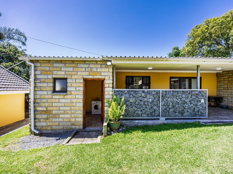 Beacon Bay - Spacious Family Home with Income-Generating Flats - A Rare Opportunity! - Photo 4