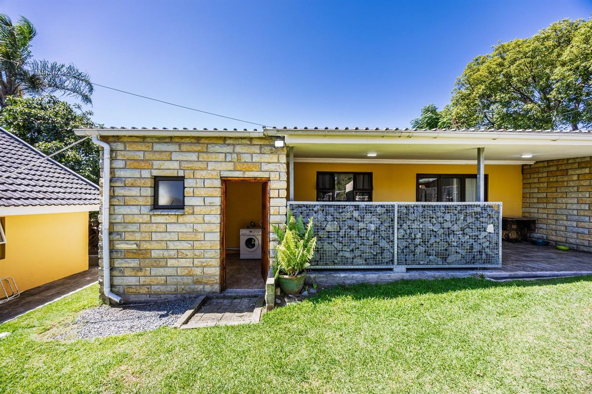 Beacon Bay - Spacious Family Home with Income-Generating Flats - A Rare Opportunity! - Photo 4