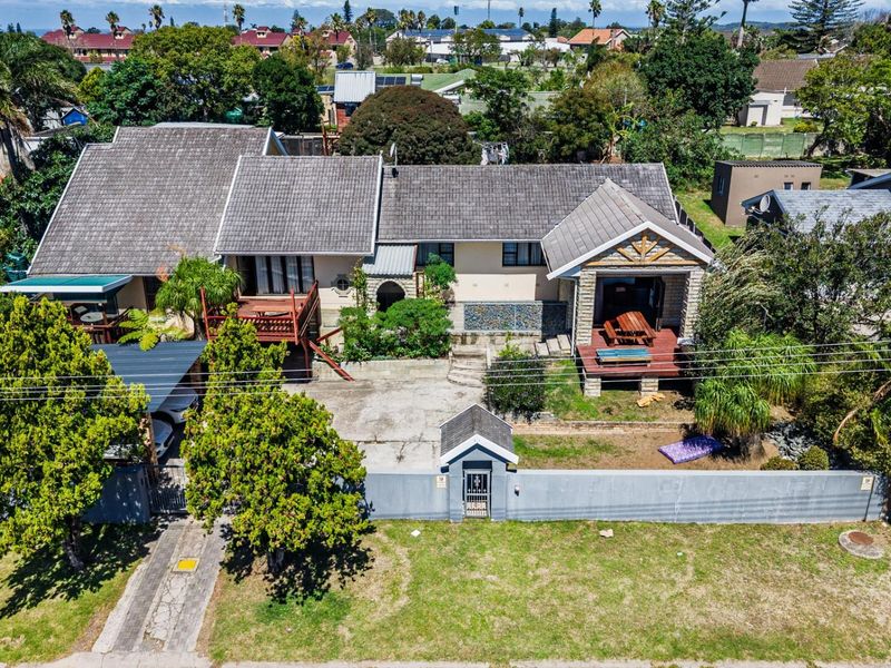Spacious Family Home with Two Income-Generating Flats Exceptional Entertainment Areas - Beacon Bay - Photo 1