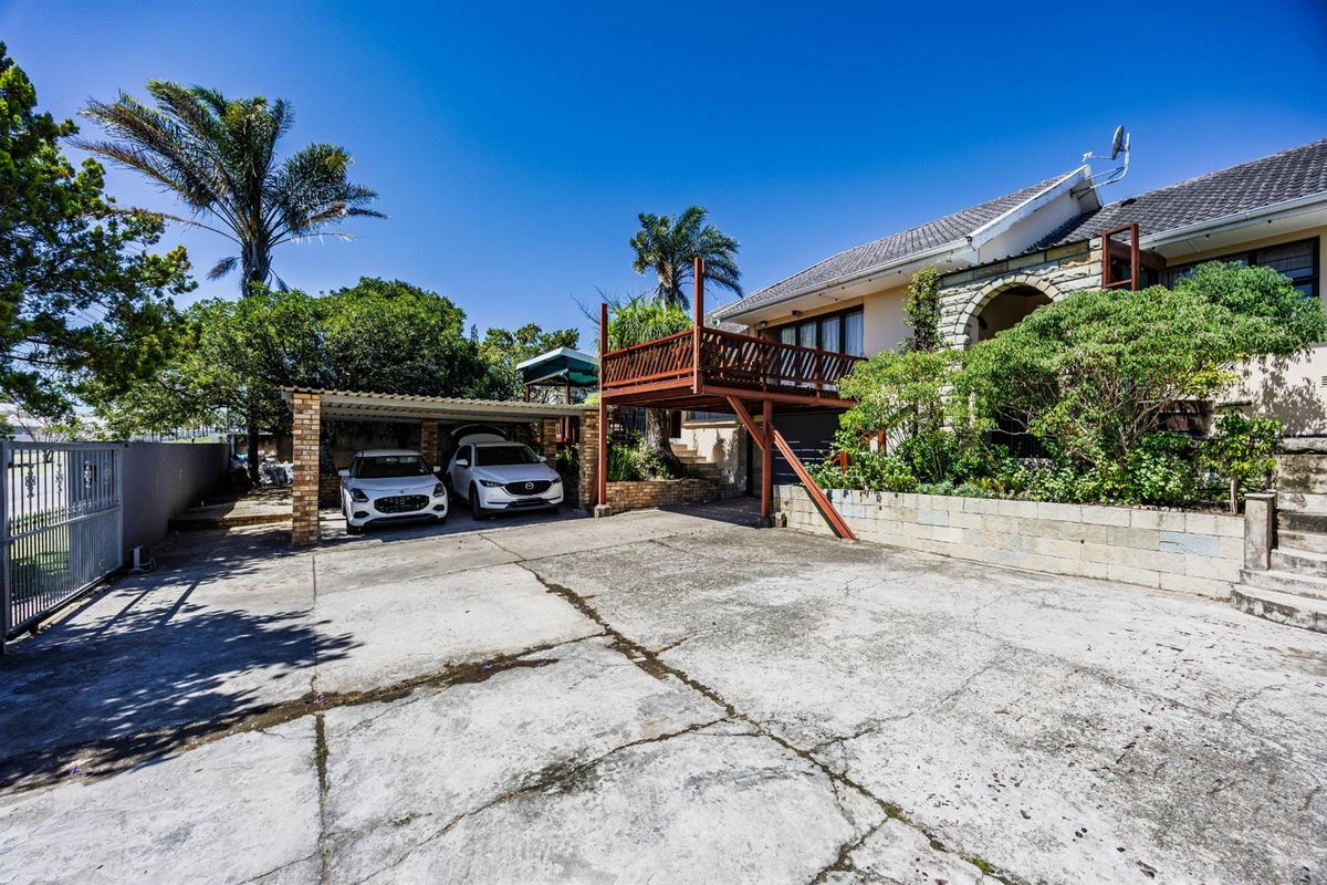 Spacious Family Home with Two Income-Generating Flats Exceptional Entertainment Areas - Beacon Bay - Photo 2