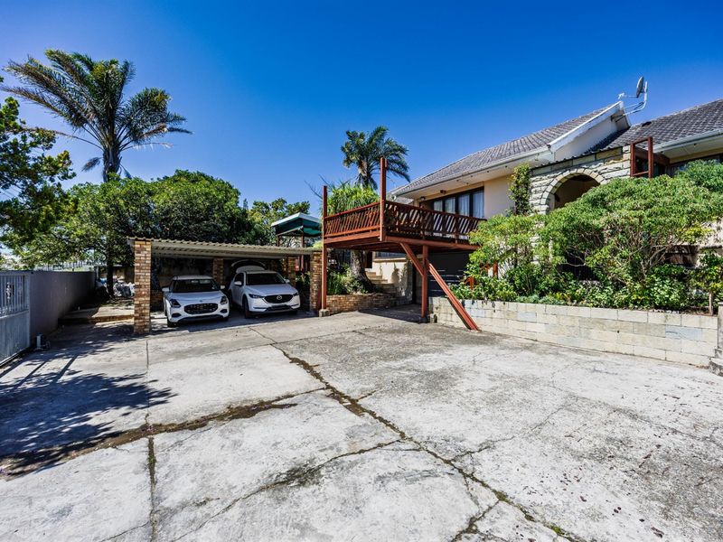 Spacious Family Home with Two Income-Generating Flats Exceptional Entertainment Areas - Beacon Bay - Photo 2