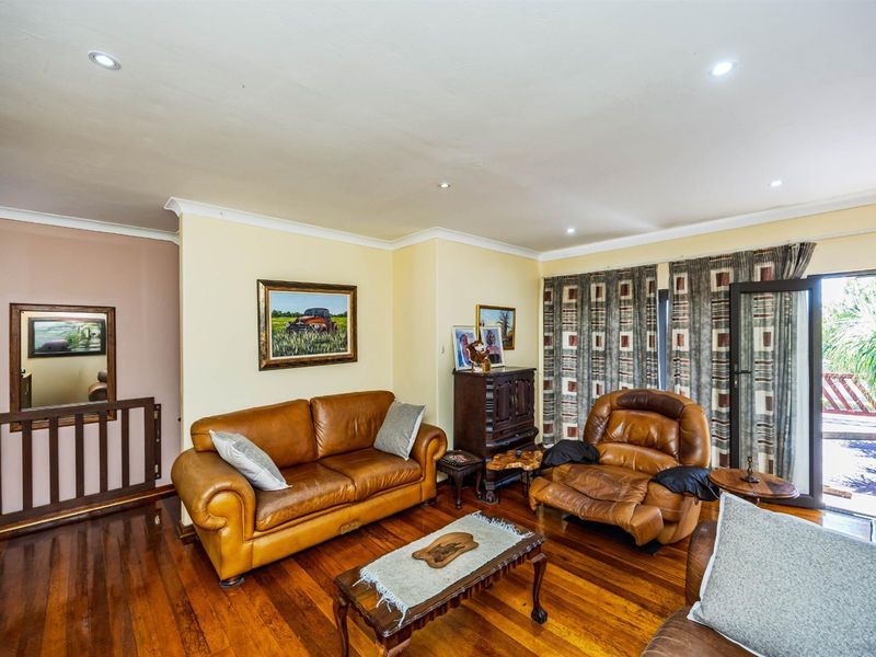 Spacious Family Home with Two Income-Generating Flats Exceptional Entertainment Areas - Beacon Bay - Photo 5