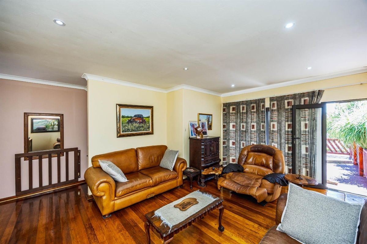 Spacious Family Home with Two Income-Generating Flats Exceptional Entertainment Areas - Beacon Bay - Photo 5