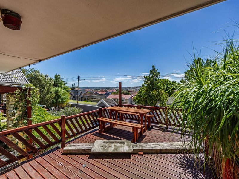 Spacious Family Home with Two Income-Generating Flats Exceptional Entertainment Areas - Beacon Bay - Photo 6