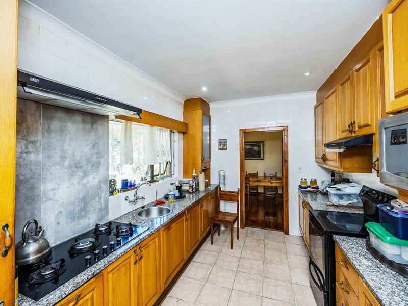 Spacious Family Home with Two Income-Generating Flats Exceptional Entertainment Areas - Beacon Bay - Photo 9