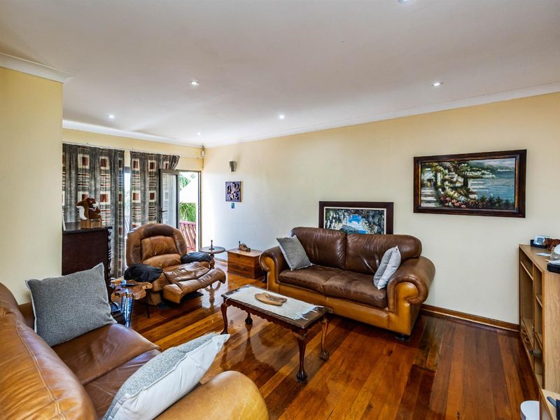 Spacious Family Home with Two Income-Generating Flats Exceptional Entertainment Areas - Beacon Bay - Photo 4