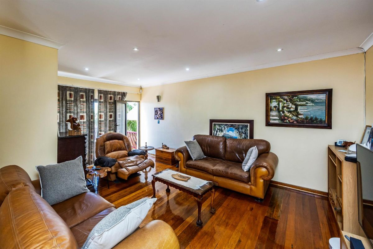 Spacious Family Home with Two Income-Generating Flats Exceptional Entertainment Areas - Beacon Bay - Photo 4