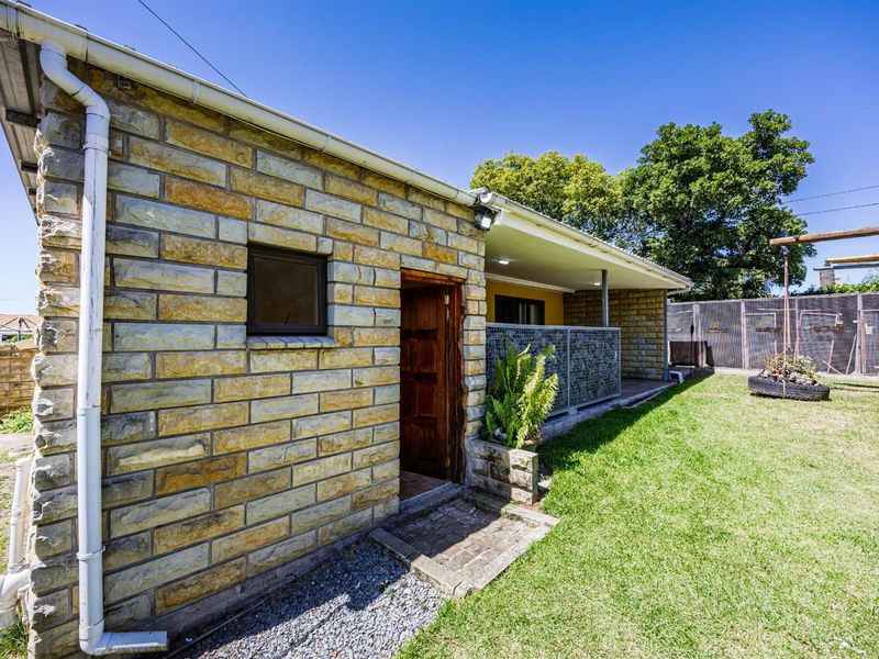 Spacious Family Home with Two Income-Generating Flats Exceptional Entertainment Areas - Beacon Bay - Photo 10