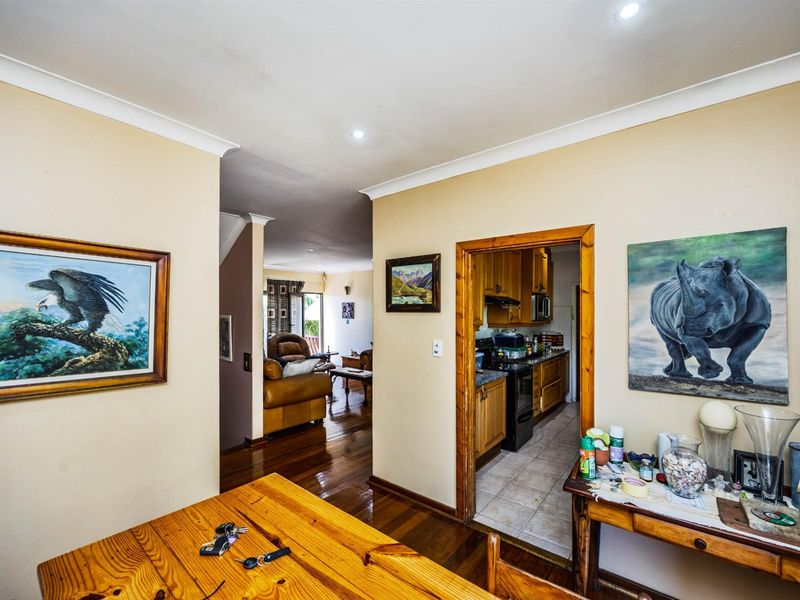 Spacious Family Home with Two Income-Generating Flats Exceptional Entertainment Areas - Beacon Bay - Photo 8