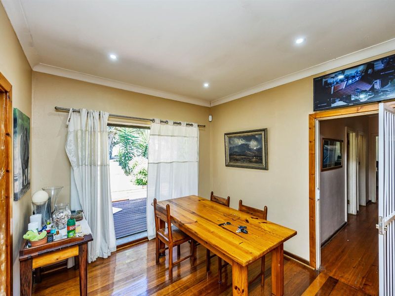 Spacious Family Home with Two Income-Generating Flats Exceptional Entertainment Areas - Beacon Bay - Photo 7