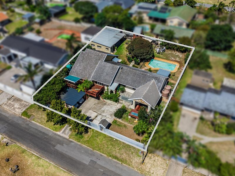 Spacious Family Home with Two Income-Generating Flats Exceptional Entertainment Areas - Beacon Bay - Photo 3