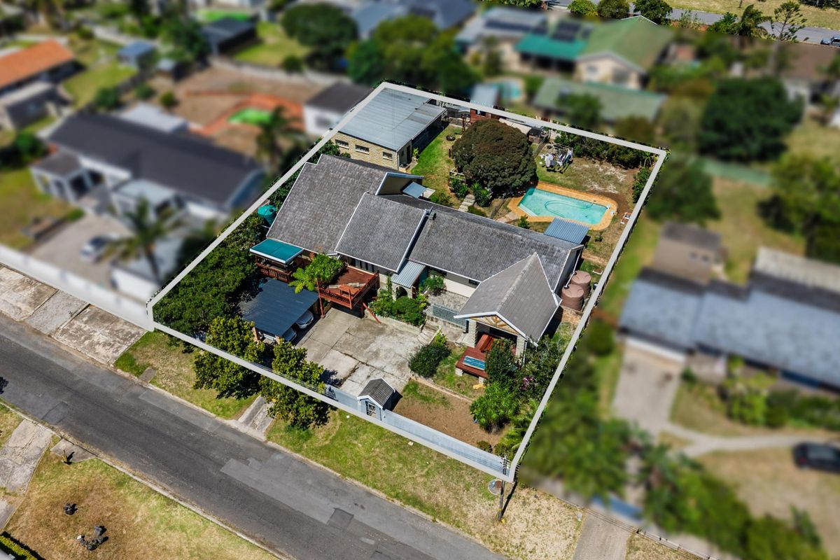 Spacious Family Home with Two Income-Generating Flats Exceptional Entertainment Areas - Beacon Bay - Photo 3