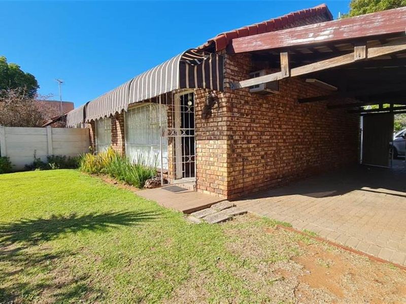 Secure, Stylish, and Centrally Located: Your New Park Townhouse Haven - Photo 2