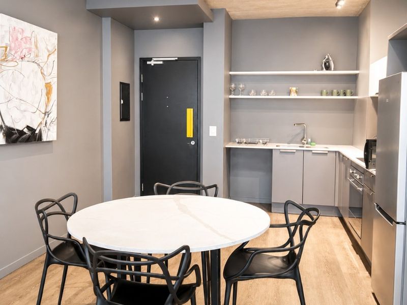 Modern 2-Bedroom Apartment with Stunning Table Mountain Views in Woodstock - Photo 6