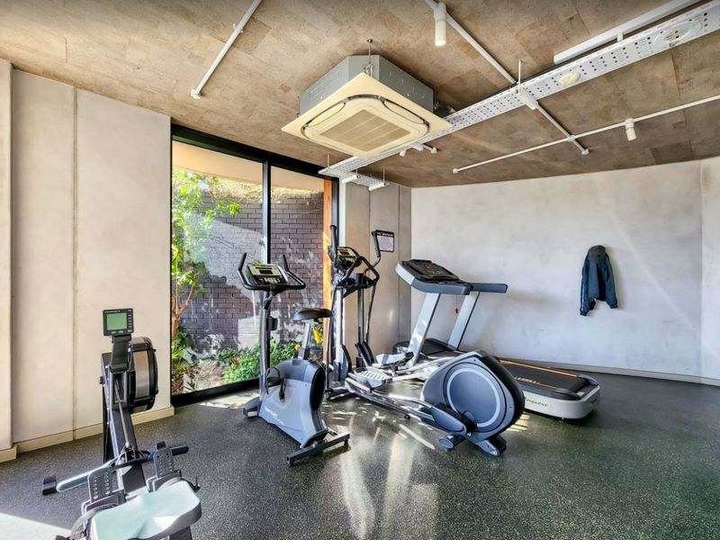 Modern 2-Bedroom Apartment with Stunning Table Mountain Views in Woodstock - Photo 9