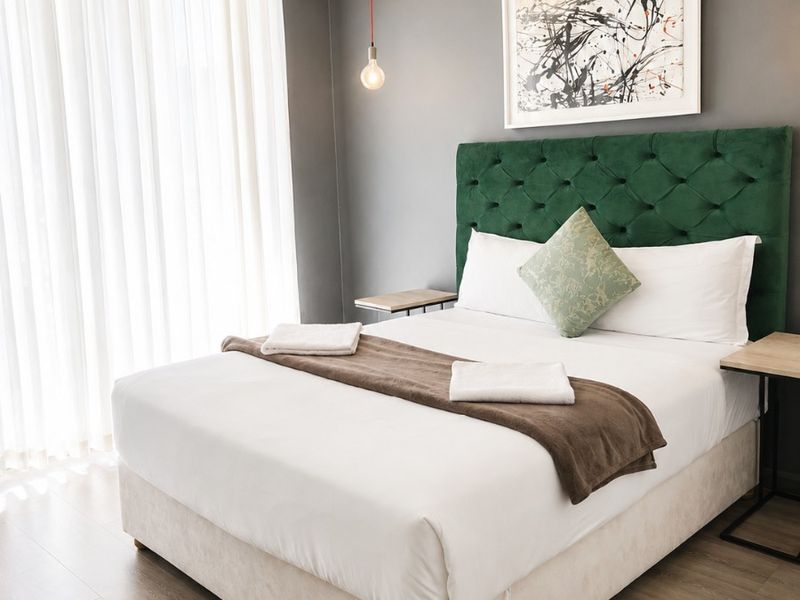 Modern 2-Bedroom Apartment with Stunning Table Mountain Views in Woodstock - Photo 4