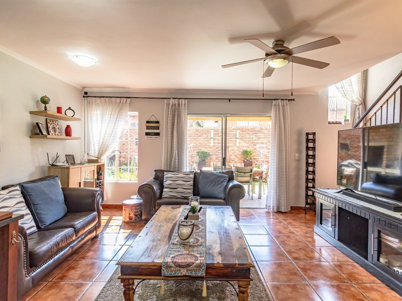 IMMACULATE TWO-BEDROOM, TWO-BATHROOM TOWNHOUSE (PET FRIENDLY) LANDSCAPED GARDEN, SOLAR ELECTRICITY!! - Photo 5