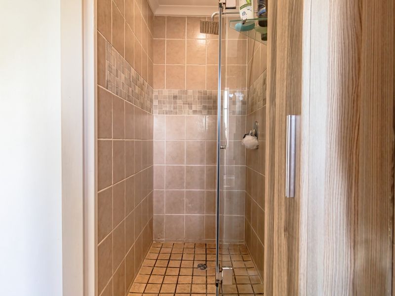 IMMACULATE TWO-BEDROOM, TWO-BATHROOM TOWNHOUSE (PET FRIENDLY) LANDSCAPED GARDEN, SOLAR ELECTRICITY!! - Photo 10