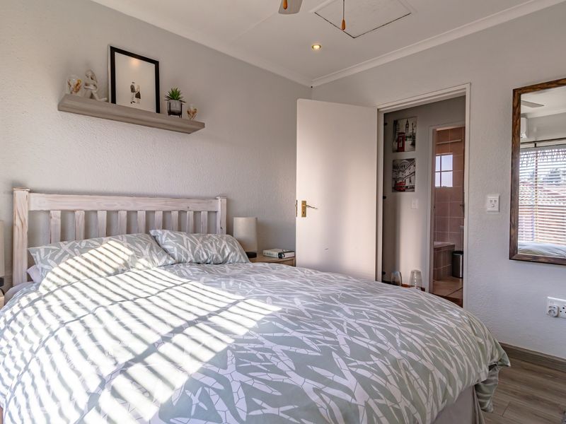 IMMACULATE TWO-BEDROOM, TWO-BATHROOM TOWNHOUSE (PET FRIENDLY) LANDSCAPED GARDEN, SOLAR ELECTRICITY!! - Photo 8