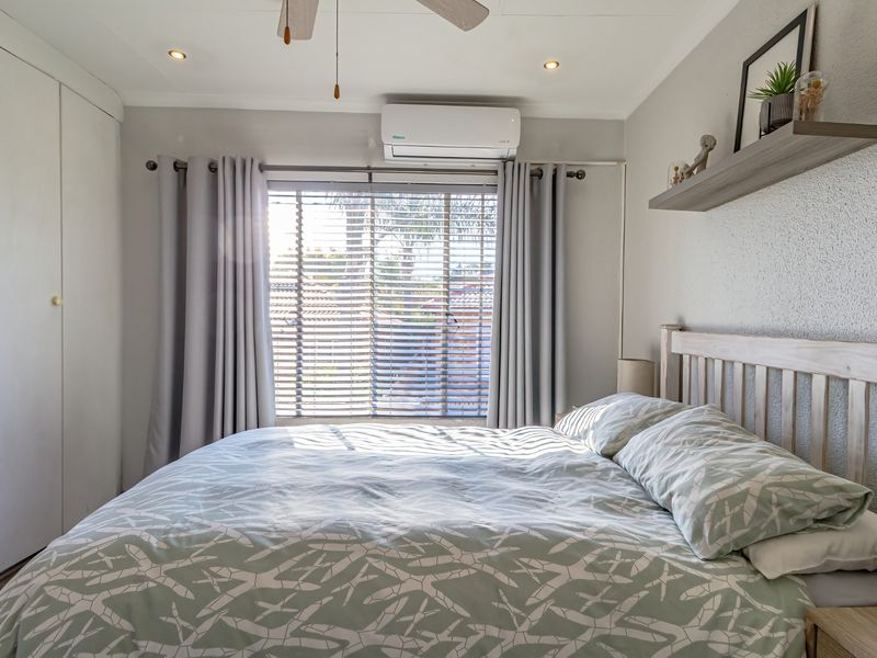 IMMACULATE TWO-BEDROOM, TWO-BATHROOM TOWNHOUSE (PET FRIENDLY) LANDSCAPED GARDEN, SOLAR ELECTRICITY!! - Photo 9