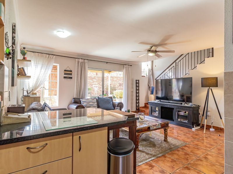 IMMACULATE TWO-BEDROOM, TWO-BATHROOM TOWNHOUSE (PET FRIENDLY) LANDSCAPED GARDEN, SOLAR ELECTRICITY!! - Photo 7