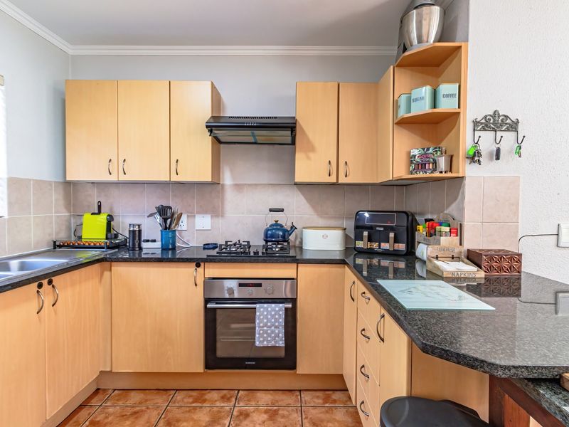 IMMACULATE TWO-BEDROOM, TWO-BATHROOM TOWNHOUSE (PET FRIENDLY) LANDSCAPED GARDEN, SOLAR ELECTRICITY!! - Photo 6
