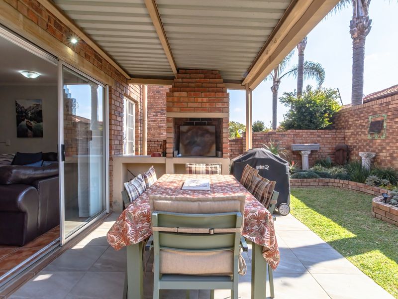 IMMACULATE TWO-BEDROOM, TWO-BATHROOM TOWNHOUSE (PET FRIENDLY) LANDSCAPED GARDEN, SOLAR ELECTRICITY!! - Photo 2