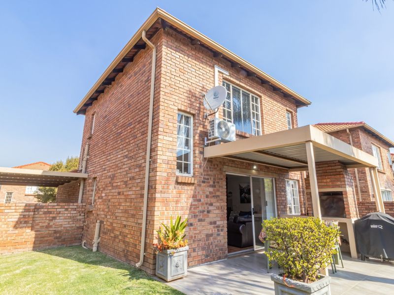 IMMACULATE TWO-BEDROOM, TWO-BATHROOM TOWNHOUSE (PET FRIENDLY) LANDSCAPED GARDEN, SOLAR ELECTRICITY!! - Photo 3