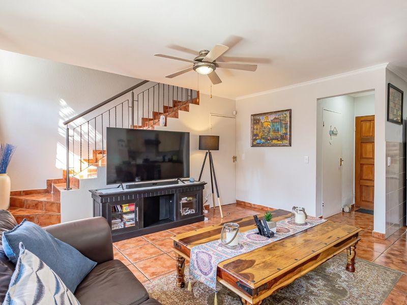 IMMACULATE TWO-BEDROOM, TWO-BATHROOM TOWNHOUSE (PET FRIENDLY) LANDSCAPED GARDEN, SOLAR ELECTRICITY!! - Photo 4