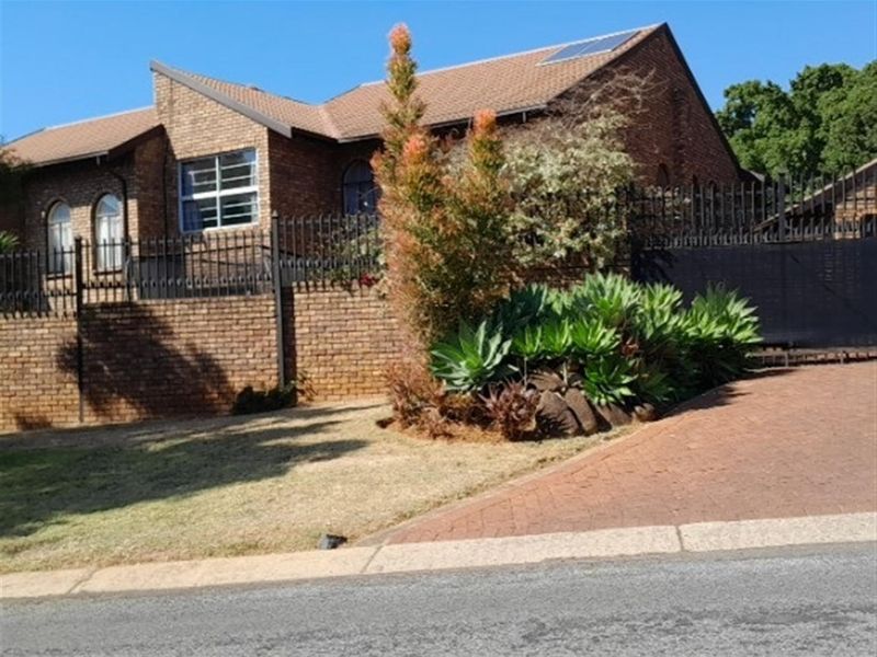 House For Sale in Moreleta Park, Pretoria - Photo 2