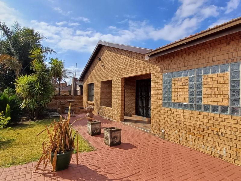House For Sale in Lennoxton, Newcastle, KwaZulu Natal - Photo 2