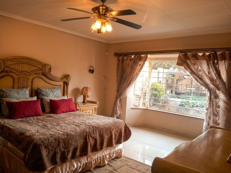 Spacious 3-Bedroom Family Home with Cottage in the Heart of  Oakdene, Johannesburg - Photo 10