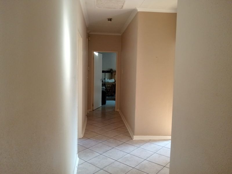 Spacious 3-Bedroom Family Home with Cottage in the Heart of  Oakdene, Johannesburg - Photo 9