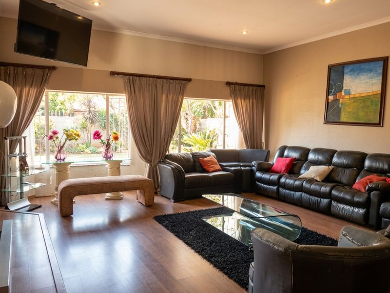 Spacious 3-Bedroom Family Home with Cottage in the Heart of  Oakdene, Johannesburg - Photo 7