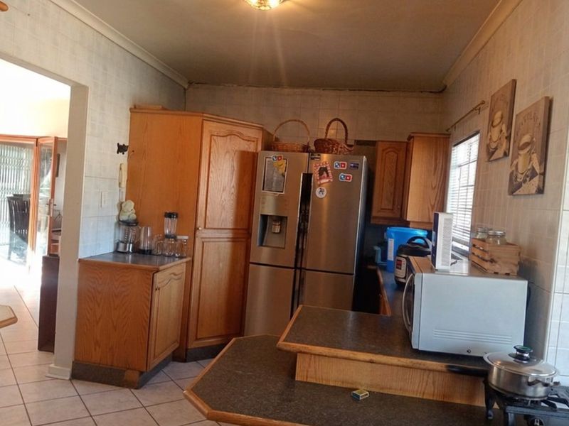 Spacious 3-Bedroom Family Home with Cottage in the Heart of  Oakdene, Johannesburg - Photo 2