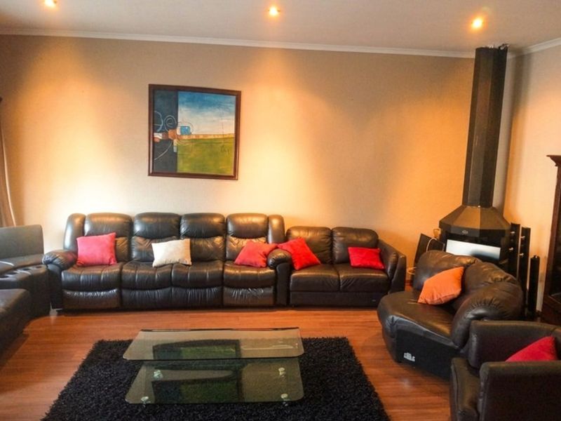 Spacious 3-Bedroom Family Home with Cottage in the Heart of  Oakdene, Johannesburg - Photo 8