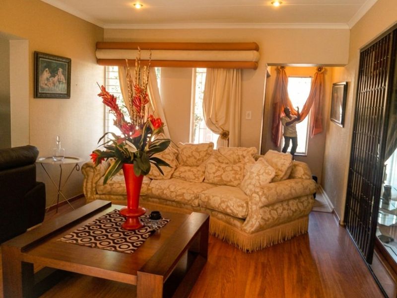 Spacious 3-Bedroom Family Home with Cottage in the Heart of  Oakdene, Johannesburg - Photo 6